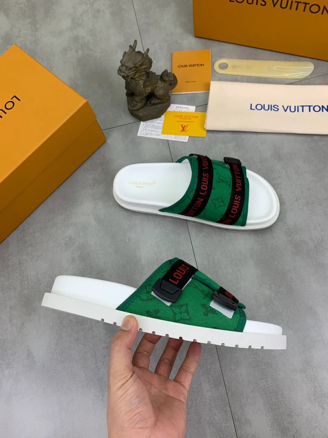 Men's shoes 💰P320💰【New style】🆘 Original quality 【LOUIS VUITTON】The popular Louis Vuitton LV men's slippers on the official website are on sale simultaneously! Original fabric imported from Italy, original factory special supply, code number: 38-44 (45 customized), many colors available